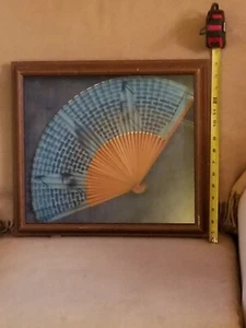 GROSSER 15X16 HANDBEMALTER FÄCHER SCHATTENKASTEN GERAHMT VELET BLAUER HINTERGRUND  - Bild 1 von 4