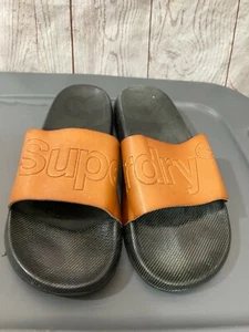 Sandalias para hombre Slide de Superdry en color marrón letrero frontal - Imagen 1 de 7