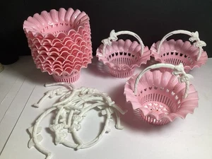 13 VINTAGE ROSA/WEISSE KÖRBE MIT GRIFF PARTY GESCHENK NÜSSE SÜSSIGKEITEN VON BEST USA KUNSTSTOFF - Bild 1 von 6