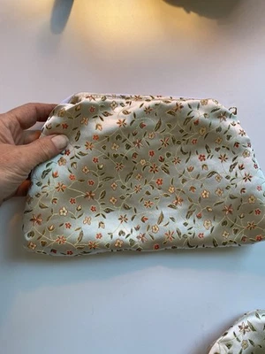 Bolsa de maquillaje hecha a mano - Reciclada de tela satinada floral vintage - Ecológica Foto 1 de 4