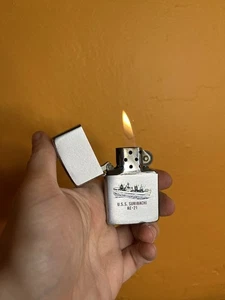 Encendedor Zippo con espejo USS Suribachi AE-21 1988 de colección - Imagen 1 de 5