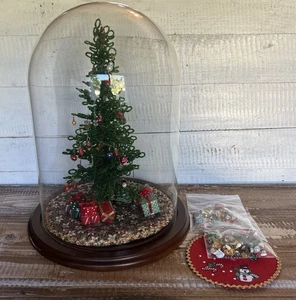 Vintage Westrim Perlen beleuchteter Mini Weihnachtsbaum mit Glaskuppel & viel Ornamenten - Bild 1 von 9