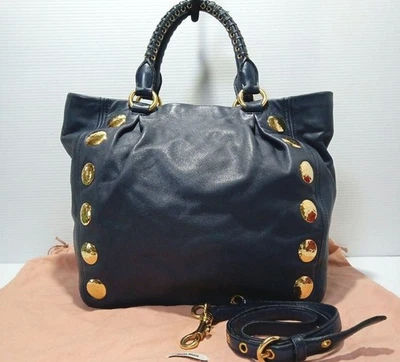 Miu Miu 2-сторонняя сумка с короткими ручками - темно-синий кожаный Дамская сумка с золотыми заклепками - Изображение 1 из 4