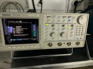 TEKTRONIX TDS 544A  500 MHZ, COLOR 4 CH DIGITIZING OSCILLOSCOPE - Picture 1 of 9