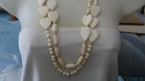 OFF WHITE #10 8 COSTUME VINTAGE COLLANE 14" L PERLINE INTAGLIATE E CUORI BIANCO SPORCO BEIGE CHIARO