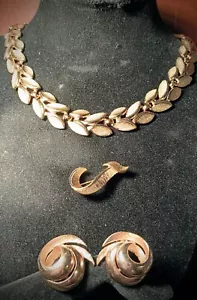 Vintage Crown Trifari Brushed Gold Tone Jewelry Lot - Picture 1 of 9