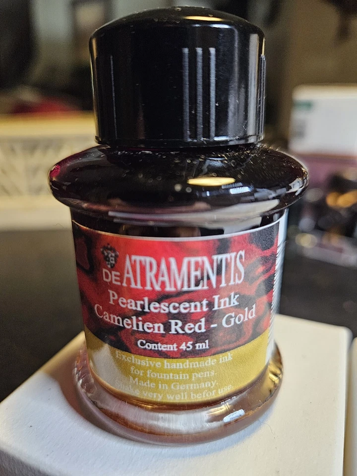 Tinta nacarada deAtramentis -45 ml - rojo camelia - dorada Foto 1 de 1