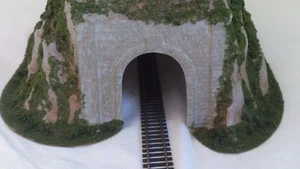 ** C1310 Woodland Scenics Big Straight Tunnel 16.5" x 26" HO / 00 Scale - Picture 1 of 6