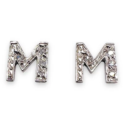 Aretes de oro blanco macizo de 14 k con iniciales de diamantes con letras M Foto 1 de 4