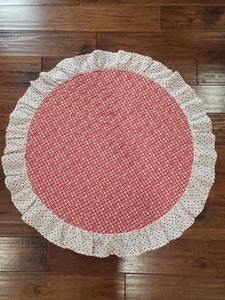 Mesa redonda de Navidad de colección 34" de diámetro hecha a mano CottageCore borde con volantes - Imagen 1 de 9