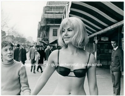 Junges hübsches Model im Bikini auf der Straße Vintage 1970er LOTHAR WINKLER - Bild 1 von 2