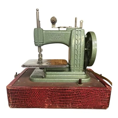 Mini máquina de coser de juguete vintage FUNCIONA BETSY ROSS ELECTRIC en estuche rojo modelo 707 Foto 1 de 4