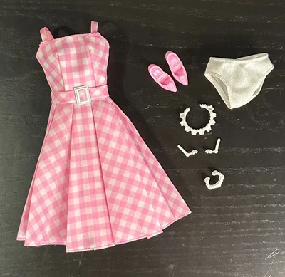 Conjunto de vestido de guinga rosa de la película de Barbie para muñecas con lote de accesorios Foto 1 de 3