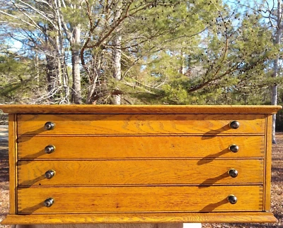 Precioso gabinete antiguo para relojeros de 4 cajones con soportes para piezas en relieve Foto 1 de 4