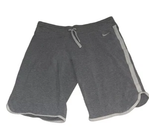 Nike The Athletic Dept Small (4-8) grau & weiß Kordelzug Sweatshorts - Bild 1 von 9