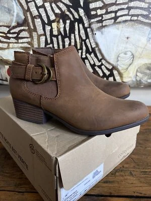 Clarks Botines 8 Para Mujer Cuero Tostado Oscuro Cremallera y Elastizado Adreena Hebilla de Campo Foto 1 de 4