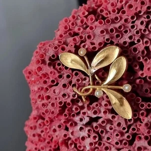 Broche Gui Or 18 Carats 1900 Victorian 18K Gold Mistletoe Brooch  - Imagen 1 de 8