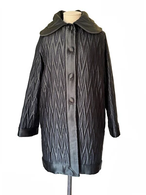 ROMEO GIGLI Mini Abrigo Chevron Acolchado Iridiscente Negro Satinado Inverno1997 40 EE. UU. 8 Foto 1 de 4