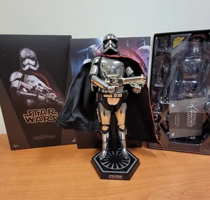 Hot Toys Star Wars Captain Phasma MMS 328 1/6 Scale Model - Picture 1 of 6