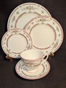Coalport Montdore - 5 Piece Dinner Set -Excellent Condition With RARE Footed Cup - Picture 1 of 7