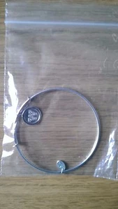 Brazalete expandible chapado en rodio letra inicial 'W' Chrysalis - Imagen 1 de 1