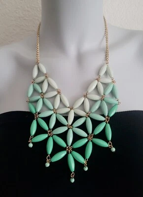 COLLAR BABERO CON CUENTAS CELOSÍA TRABAJO PATRÓN FLORAL CUENTAS Y COLGANTES LUCITE Foto 1 de 4