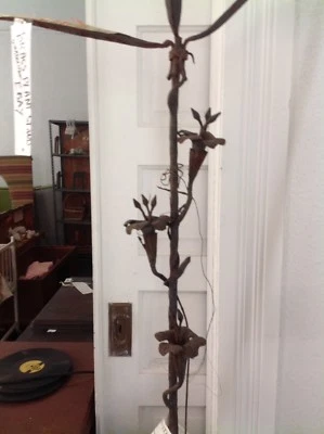 Antiguo soporte de jardín victoriano de hierro detalle pátina antigua Foto 1 de 4