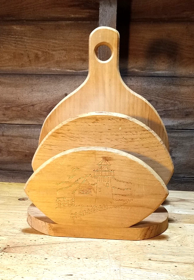 Estante porta placas de papel de bolsillo de pared de madera ilustrado faro vintage Foto 1 de 4