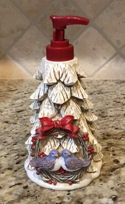 DISPENSADOR DE LOCIÓN NÓRDICO ÁRBOL DE NAVIDAD BLANCO MULTICOLOR - NUEVO CON ETIQUETAS $25 Foto 1 de 4