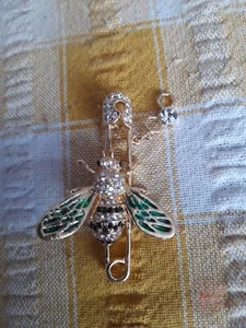 Bee Brooch Gold Plated - Picture 1 of 3