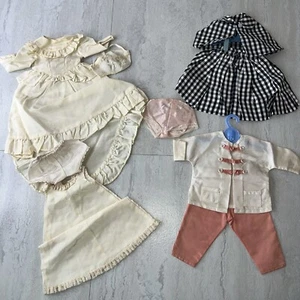 Vintage kleines Puppenkleidung Paket 3 Outfits Mängel Bilder ansehen - Bild 1 von 24