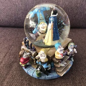 Disney's Snow White And The Seven Dwarfs Musical Snow Globe Original - Picture 1 of 13
