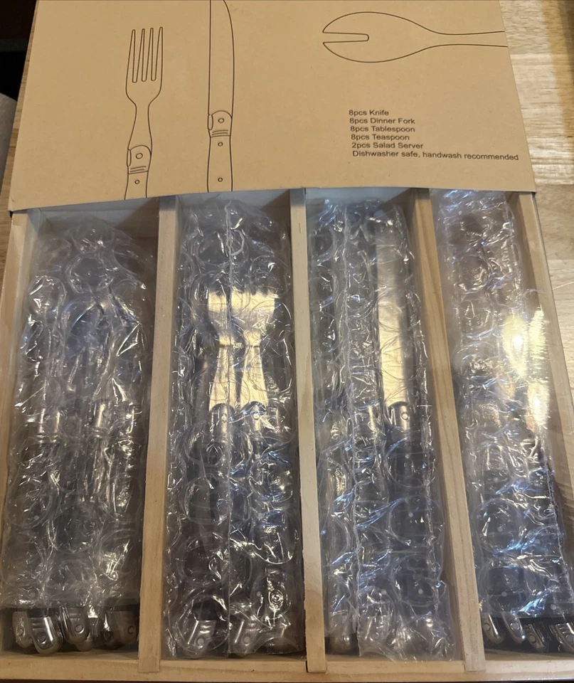 Flying Colors Laguiole 34 件套平底套装木制储物盒 — 第 1/3 张图片