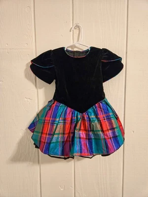 Vestido de vacaciones 2T Bonnie Jean vintage negro de terciopelo y falda a cuadros Foto 1 de 4