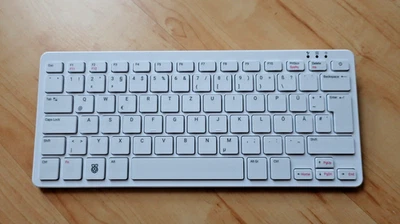 Raspberry Pi 500 Unit DE Layout mit Zubehör - Bild 1 von 3