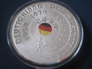 Medaglia Calcio WM 2014 Gigante 70mm 110g PP Placcato Oro Argentato - Bild 1 von 2