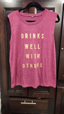 Mujeres Borgoña Bebidas Bien Con Otros Camisetas Talla XL Letras Doradas Elásticas Foto 1 de 4