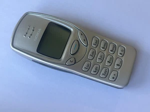 Téléphone portable vintage Nokia 3210 GSM NSE-8 3210, & BATT PACK, pour pièces uniquement - Photo 1 sur 12
