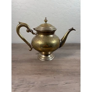 Tetera vintage de latón ornamentado con grabado floral - aspecto antiguo - Imagen 1 de 8