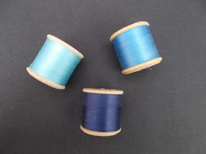 3 x VINTAGE SYLKO WOODEN COTTON REELS - BLUE SHADES D3 D12 D140 - Picture 1 of 3