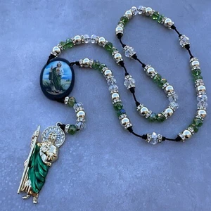 Rosario de San Judas Con Cristal Verde Y Blanco Róndeles Checo Hilo Negro Nuevo - Imagen 1 de 3