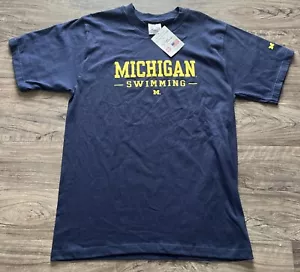 Nueva con etiquetas Camiseta Michigan Swimming Wolverines Talla L Azul Marino Fútbol Universitario Hecha en EE. UU. 90s - Imagen 1 de 5