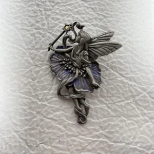 Fee Brosche Zinnfarben Lila Glitzer Jonette Schmuck 80’er signiert JJ - Bild 1 von 2