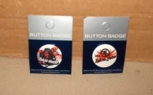 Tokio Hotel 2 BUTTON BADGE Musik Band -NEU,OVP,RARITÄT,Lizenz - Bild 1 von 2