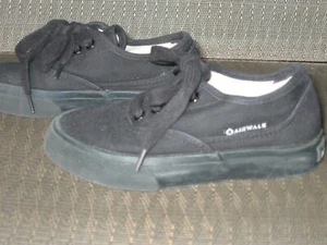 Talla 11 Usado en Excelente Condición Airwalk Niños Tenis Zapatos Atléticos Corbatas Negras - Imagen 1 de 4