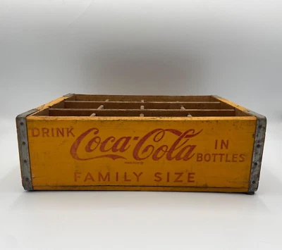 Caja de madera vintage de Coca-Cola Miller Mfg. Botellas amarillas tamaño familiar VA. ’66 Foto 1 de 4