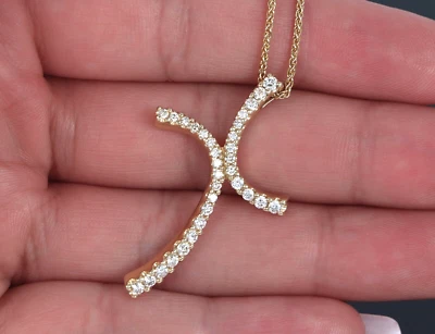 Collar de cadena colgante curvado de diamantes redondos de 0,75 quilates de oro amarillo de 14 quilates Kabana $4,950 Foto 1 de 4