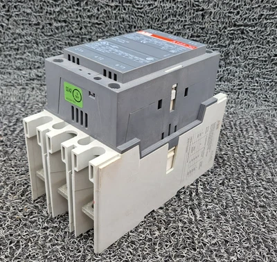 Contactor ABB A145-30 3 P H. MAX 230A, 600 V AC (faltan pernos de barra) Foto 1 de 4