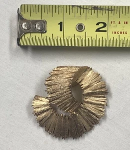 Elegante Krone TRIFARI Brosche gebürstet goldfarben gewirbelt Anstecknadel - Bild 1 von 4