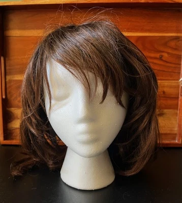 Peluca marrón sintética - Ondas y flequillos en capas - Gorra ajustable - Disfraz o todos los días Foto 1 de 4